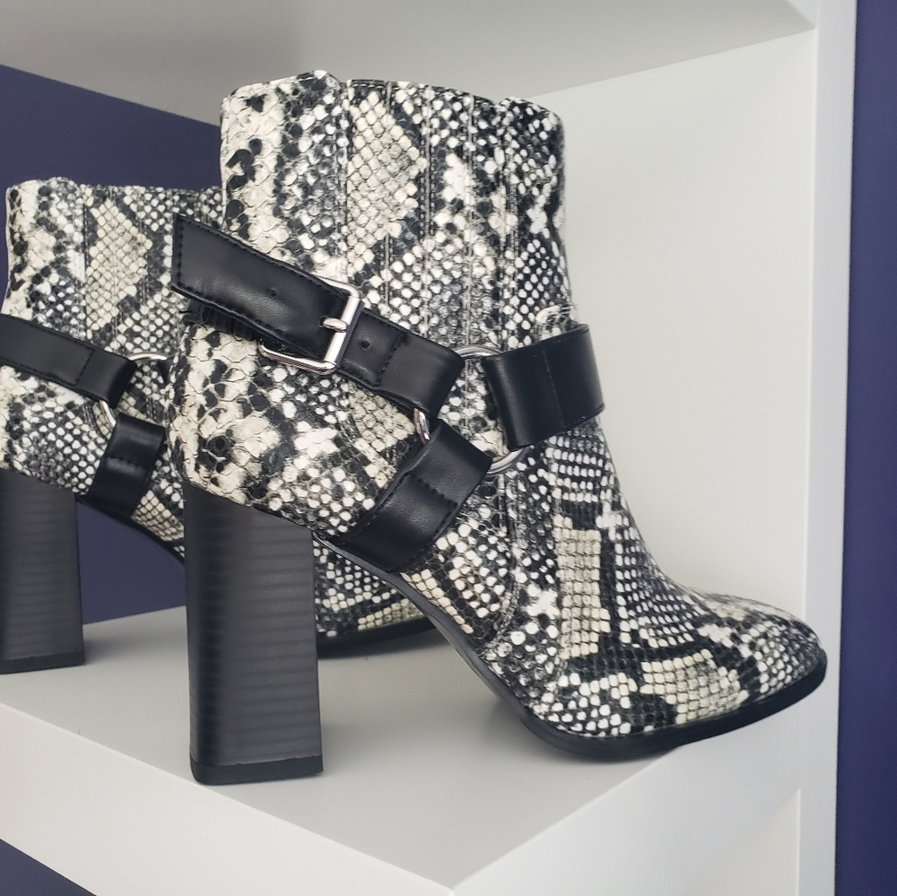 Bcbg Generation Python Bootie Size 7 - image 1